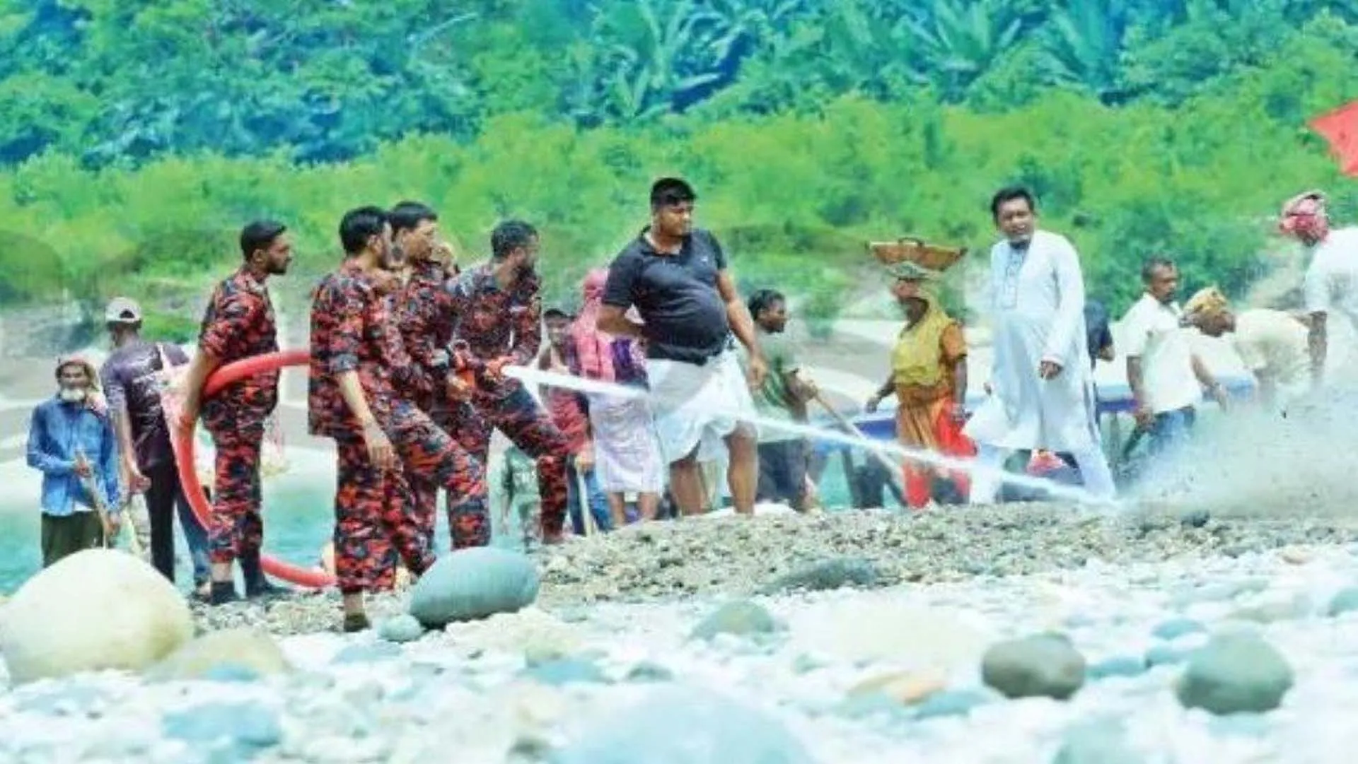 লুটপাটের ক্ষত মুছতে সাদা পাথরে পানি স্প্রে
